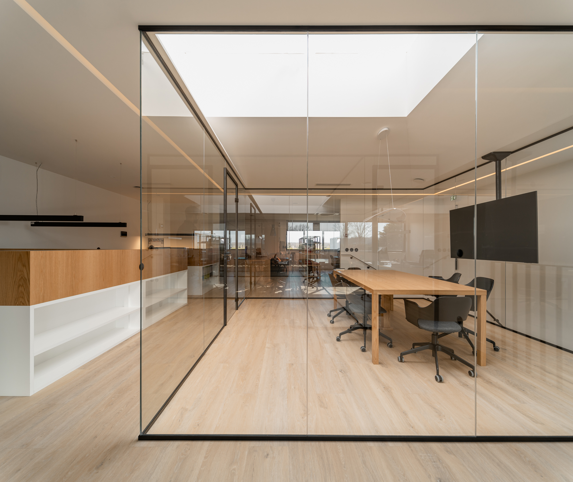 Espace de travail contemporain rénové par Groupe RSM