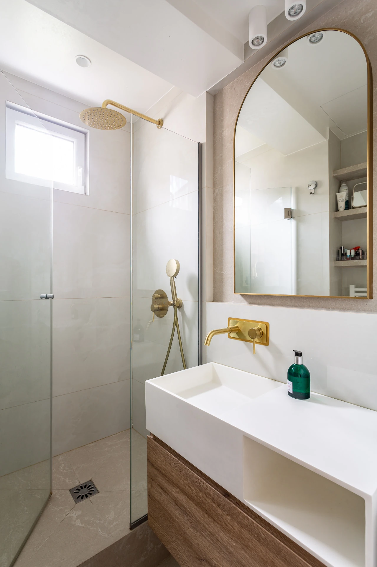 Salle d'eau rénovée sur mesure dans un studio à Paris par Groupe RSM