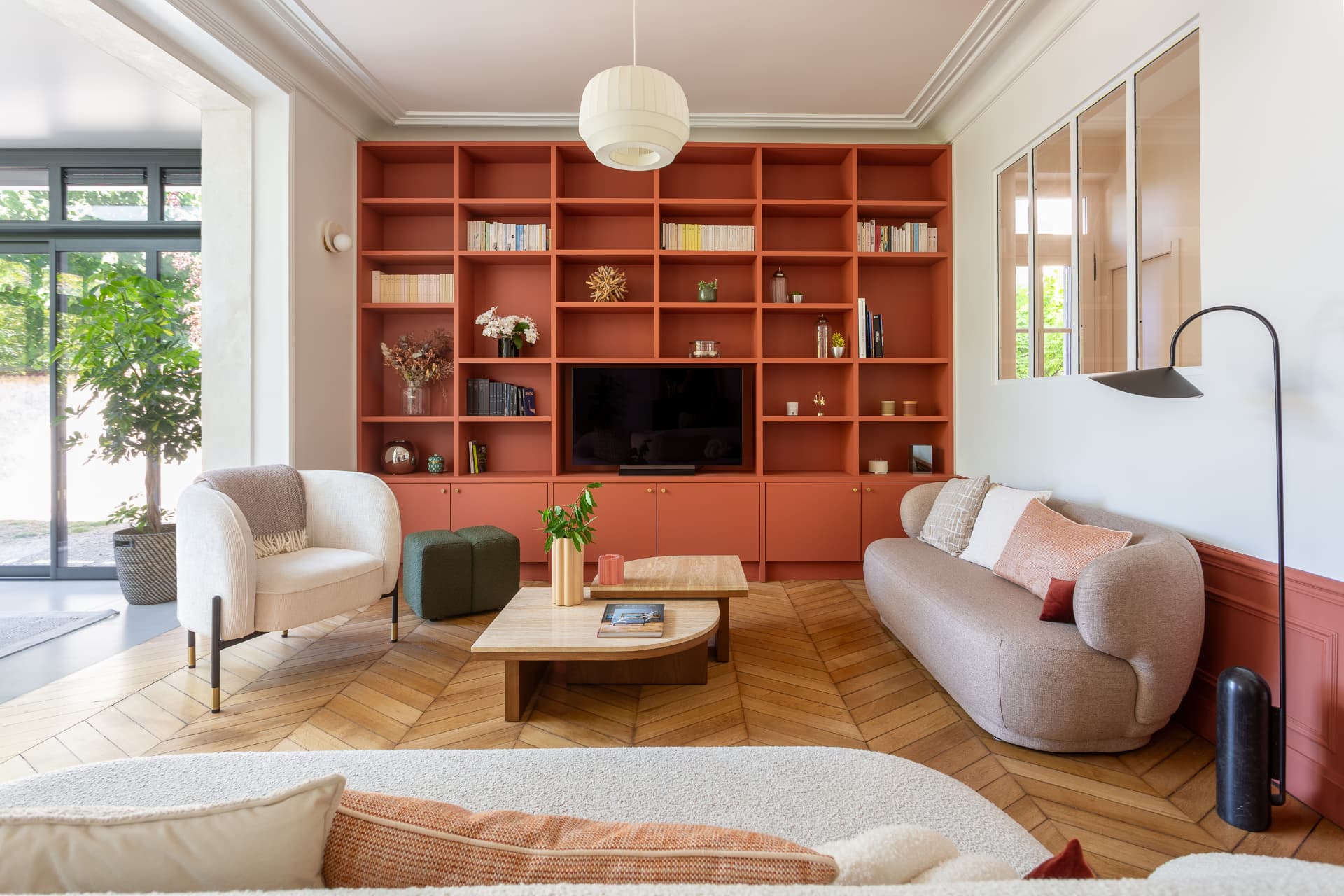 Bibliothèque sur mesure et salon rénové dans une maison des Yvelines