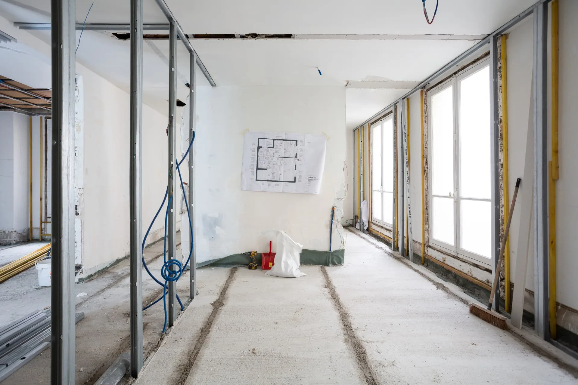 Création de cloisons et redistribution des espaces dans une maison en rénovation