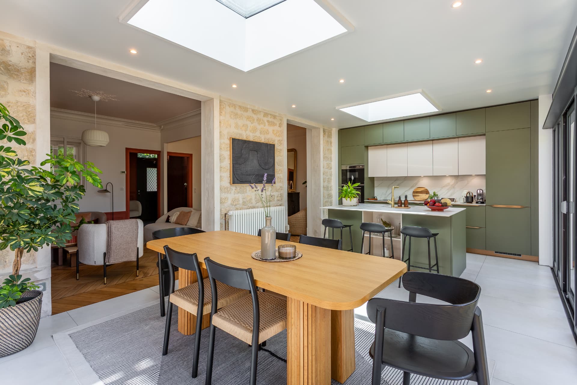 Cuisine avec îlot et salle à manger rénovées dans une maison à Saint-Germain-en-Laye