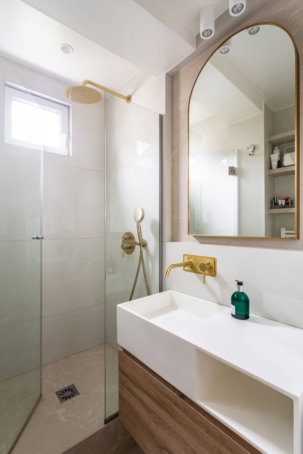 Salle d'eau rénovée sur mesure dans un studio à Paris par Groupe RSM