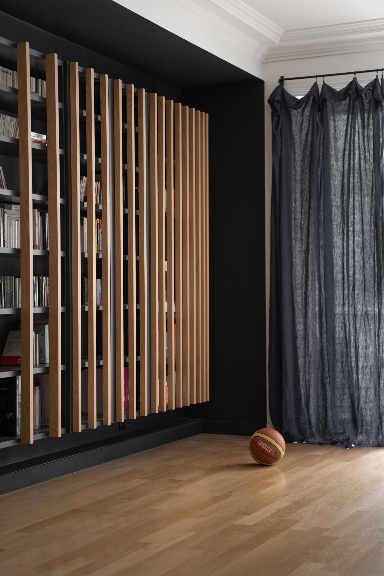 Claustra en bois sur mesure réalisé dans un appartement à Paris par Groupe RSM