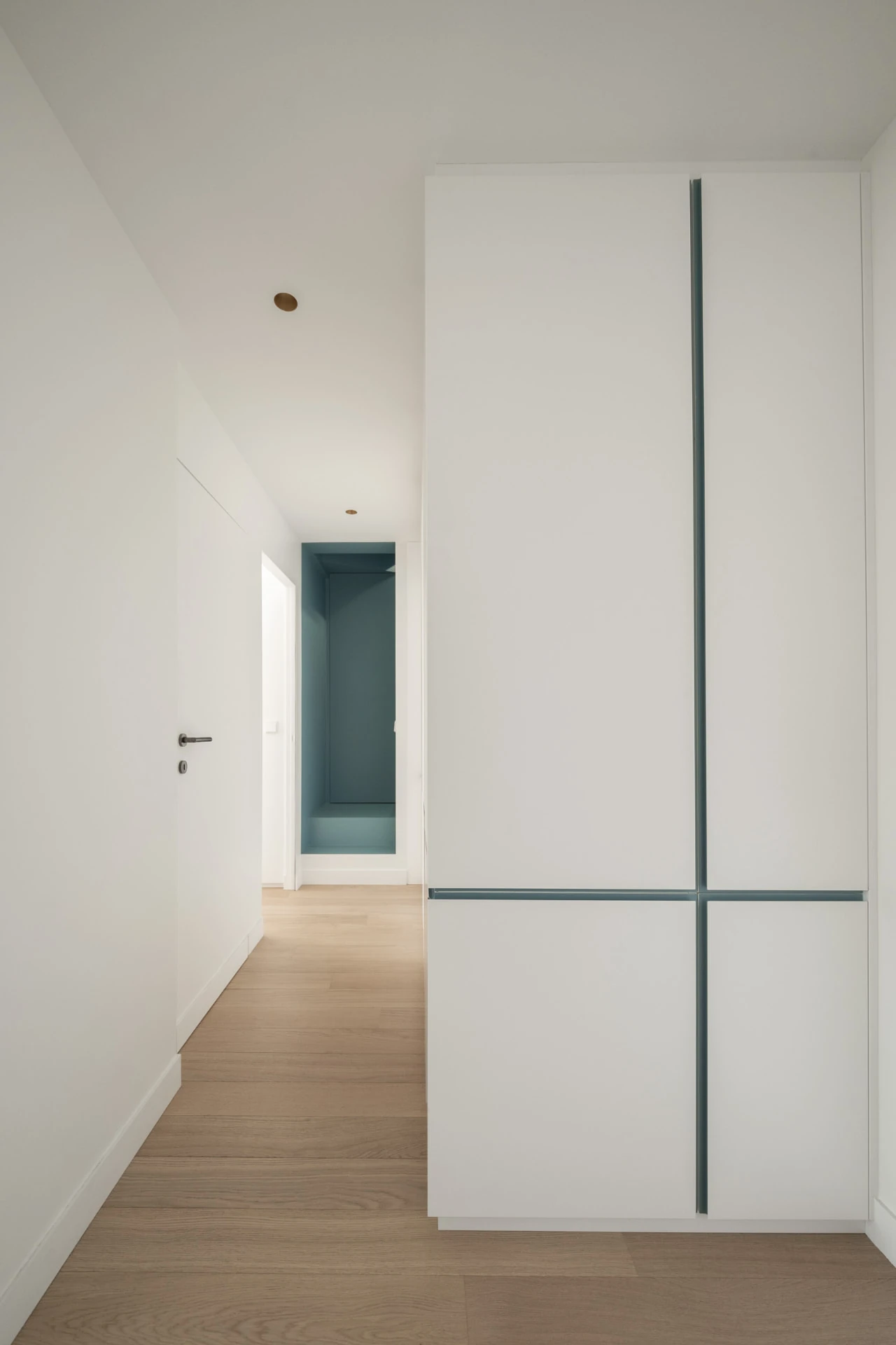 Rangements intégrés sur mesure dans un couloir de duplex parisien, agencement Groupe RSM