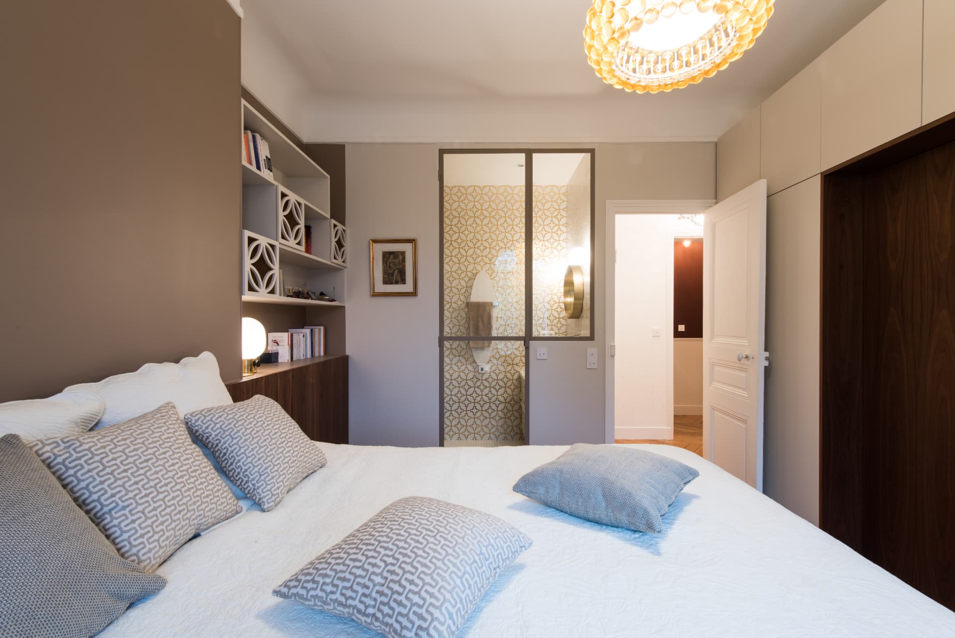 Matières nobles dans un intérieur parisien, rénovation de prestige à Paris par Groupe RSM