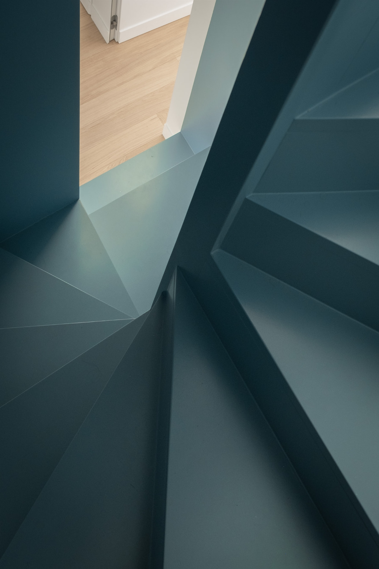 Nouvel escalier créé lors de la rénovation d'un duplex à Paris par Groupe RSM