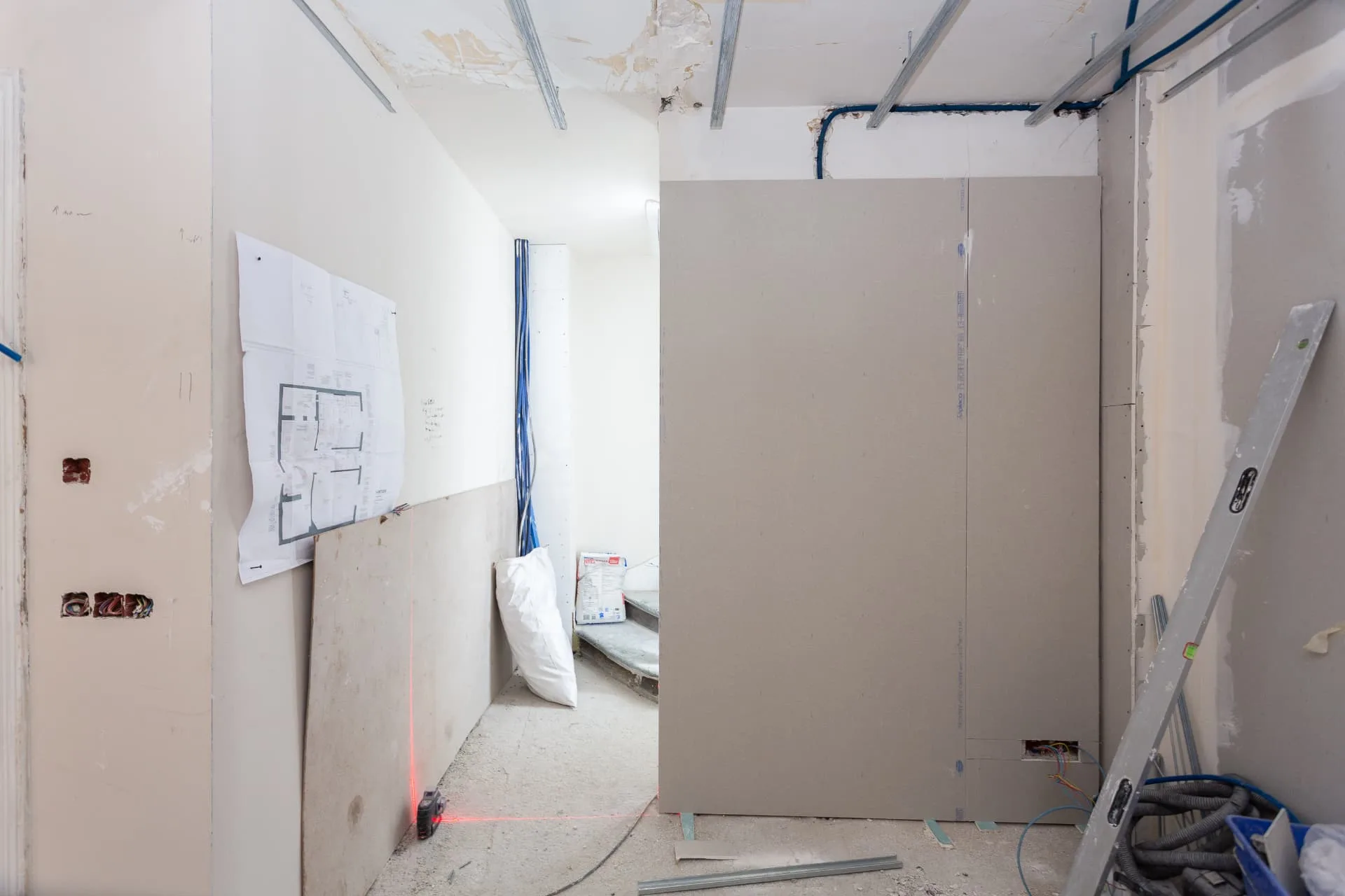 Nouvelles cloisons et réseaux techniques pendant une rénovation complète
