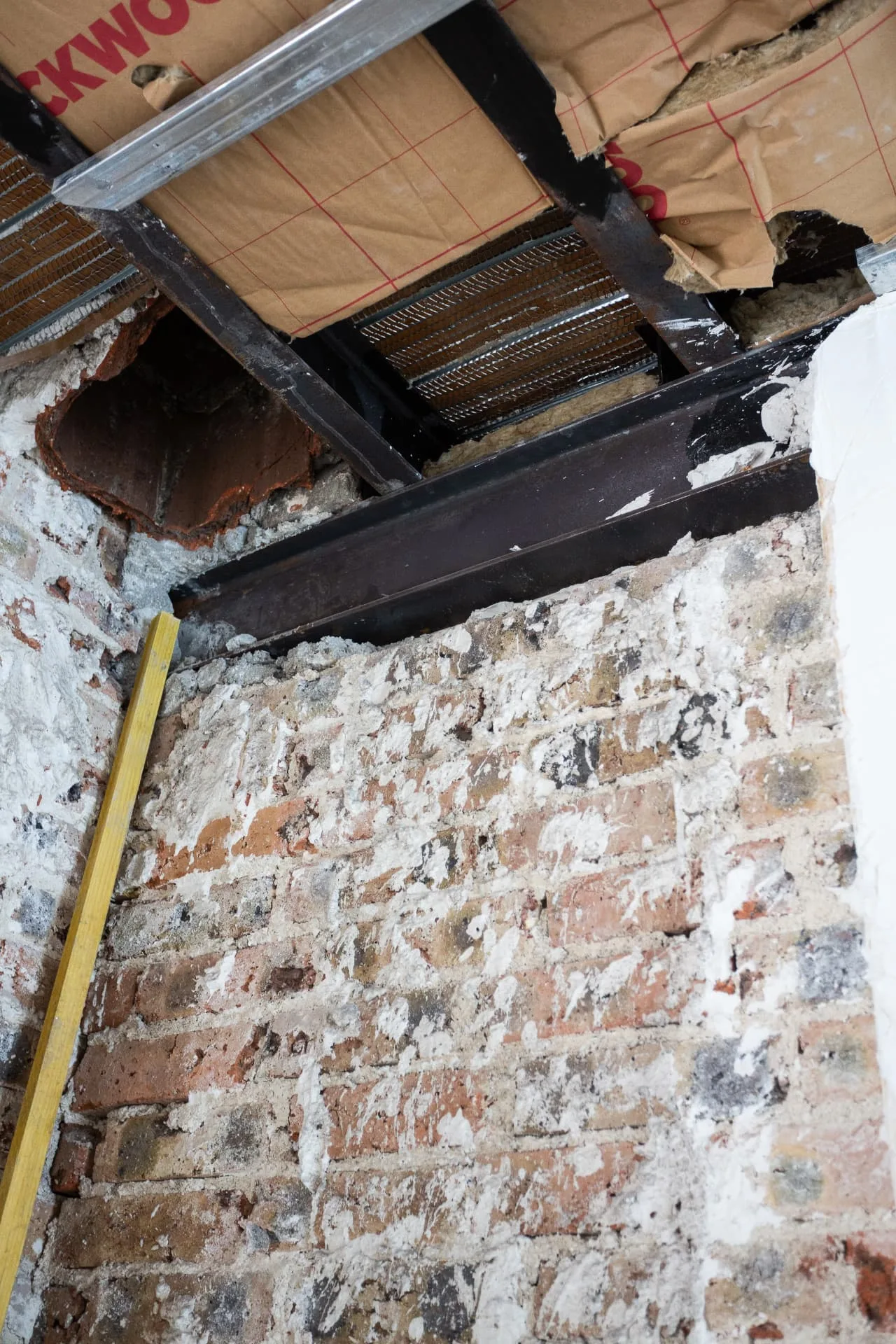 Mur ancien et reprises de structure avant isolation et finitions