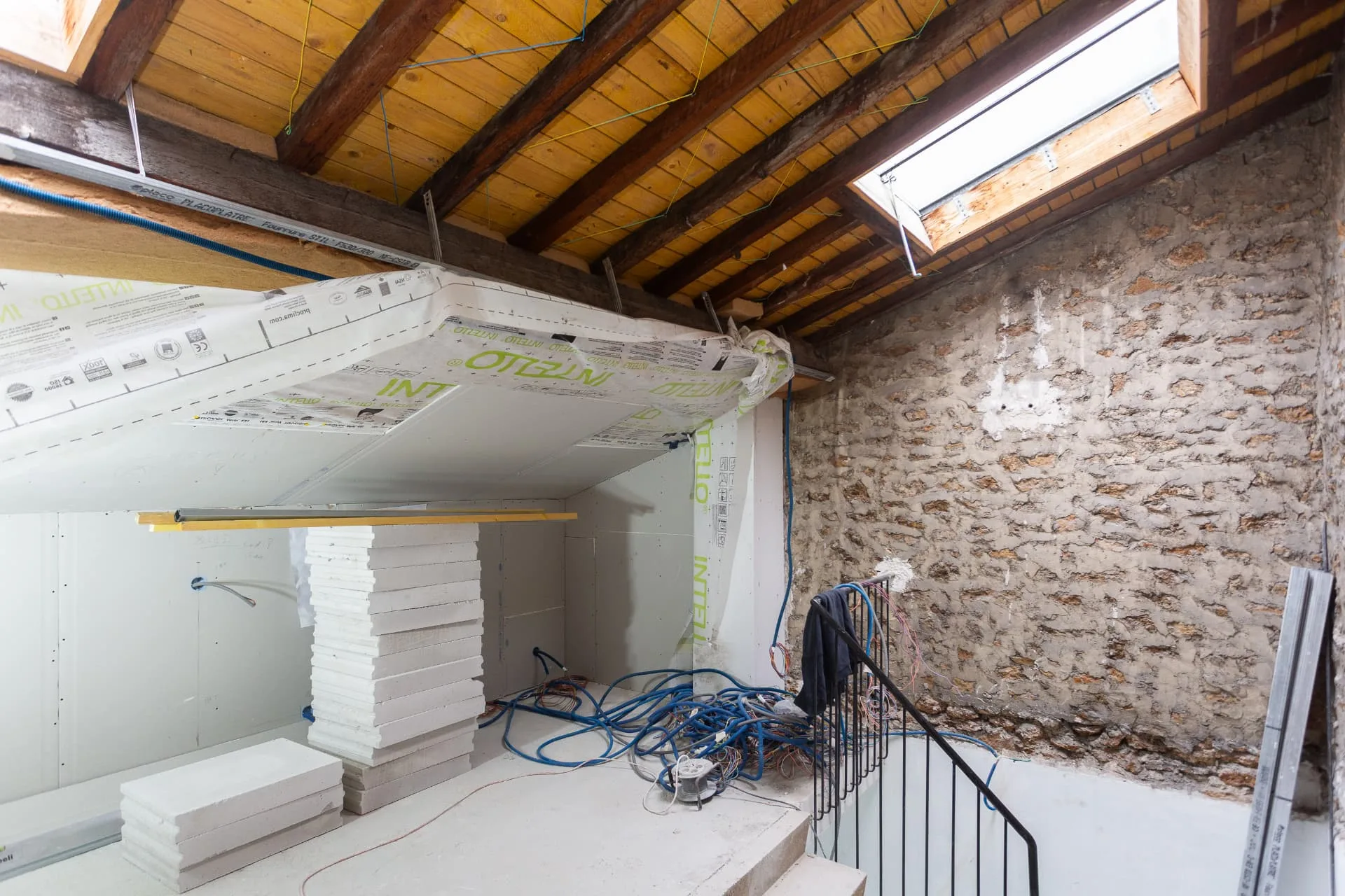 Isolation de toiture et structure apparente pendant une rénovation complète près de Neuilly-sur-Seine