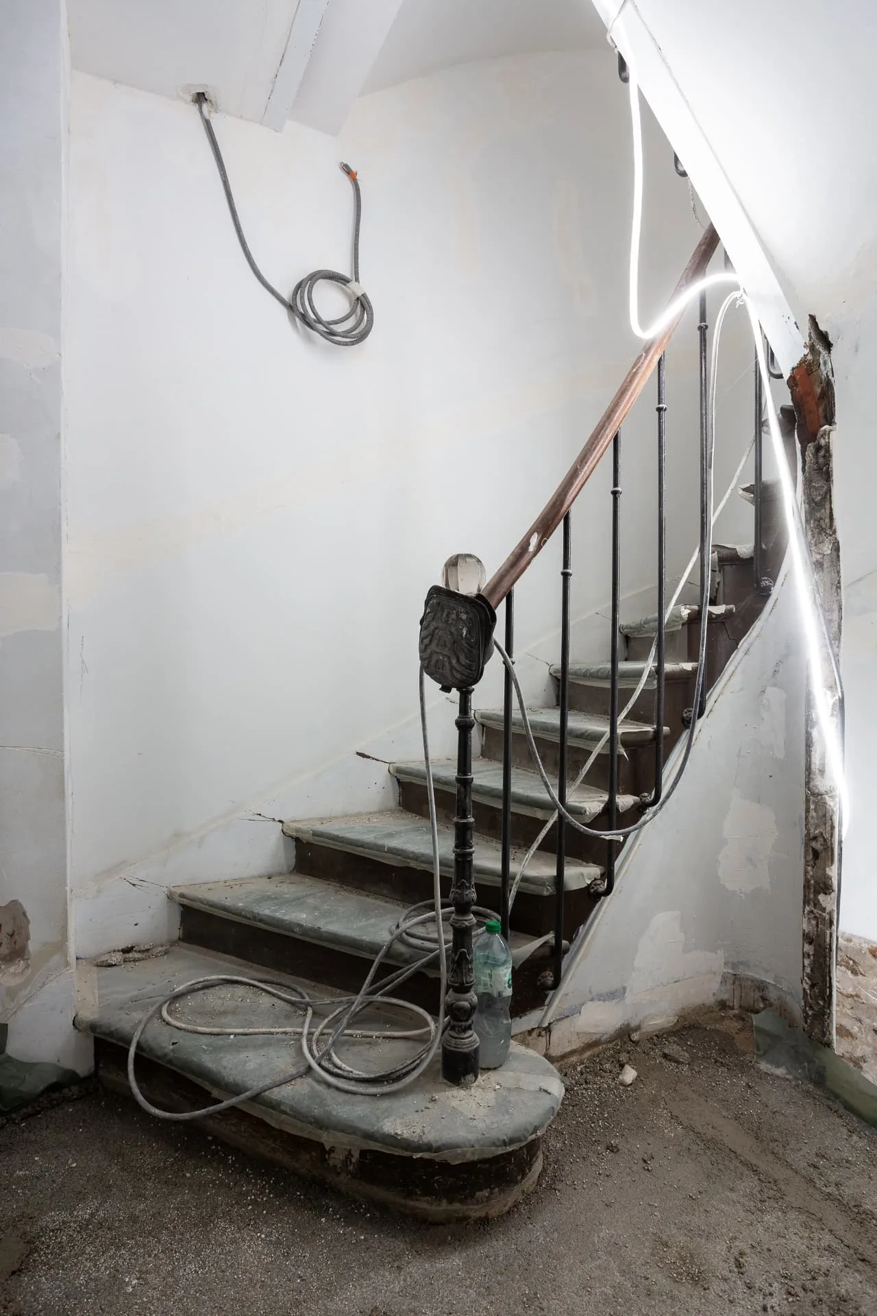 Escalier existant conservé pendant la rénovation lourde d’une maison