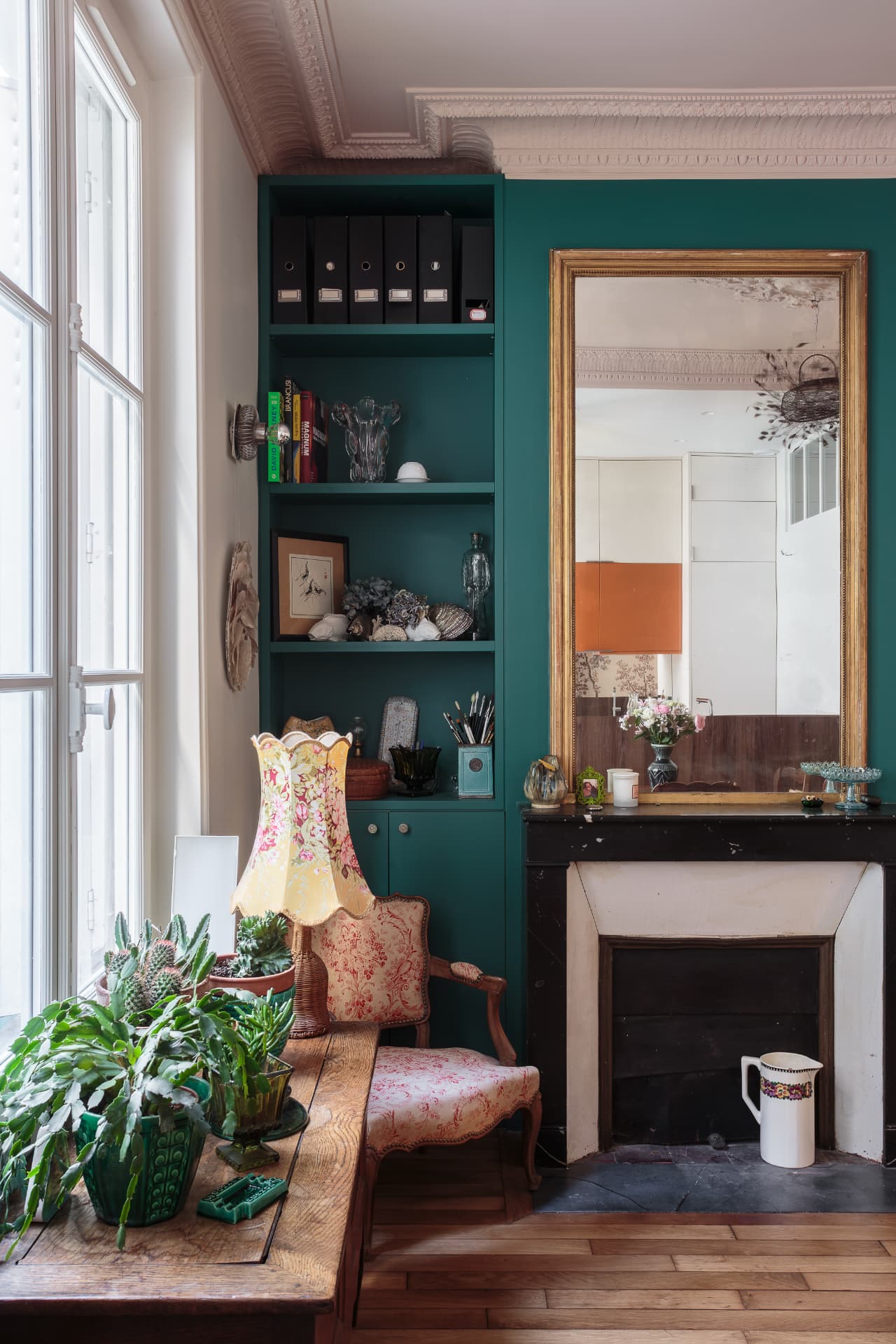 Salon haussmannien rénové avec bibliothèque, cheminée en marbre et miroir doré par Groupe RSM