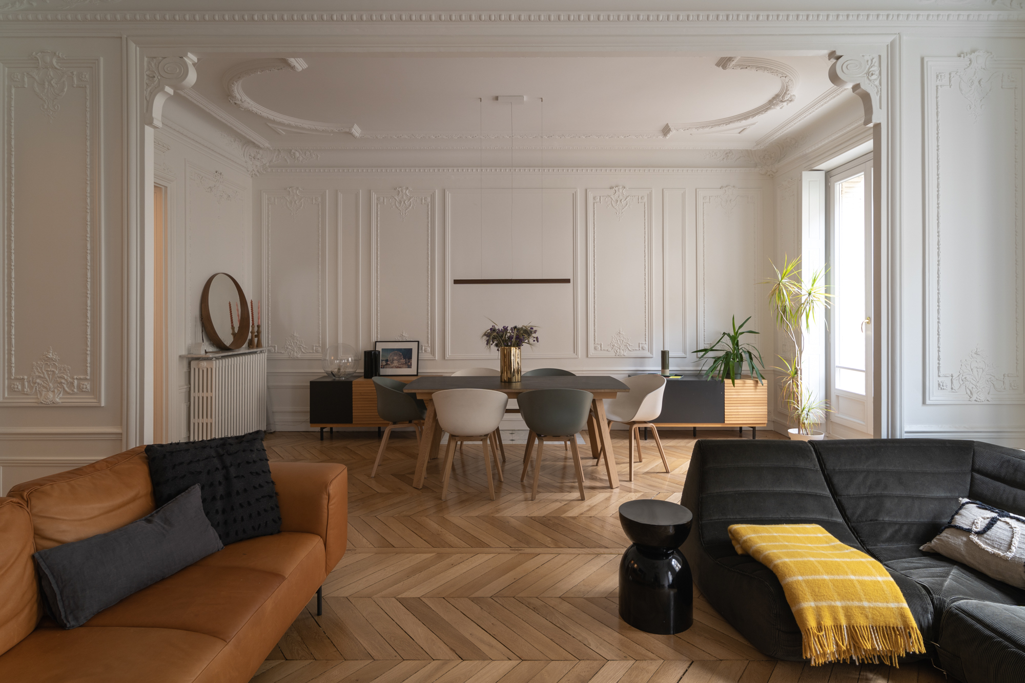 Salon contemporain rénové dans un appartement de prestige à Paris
