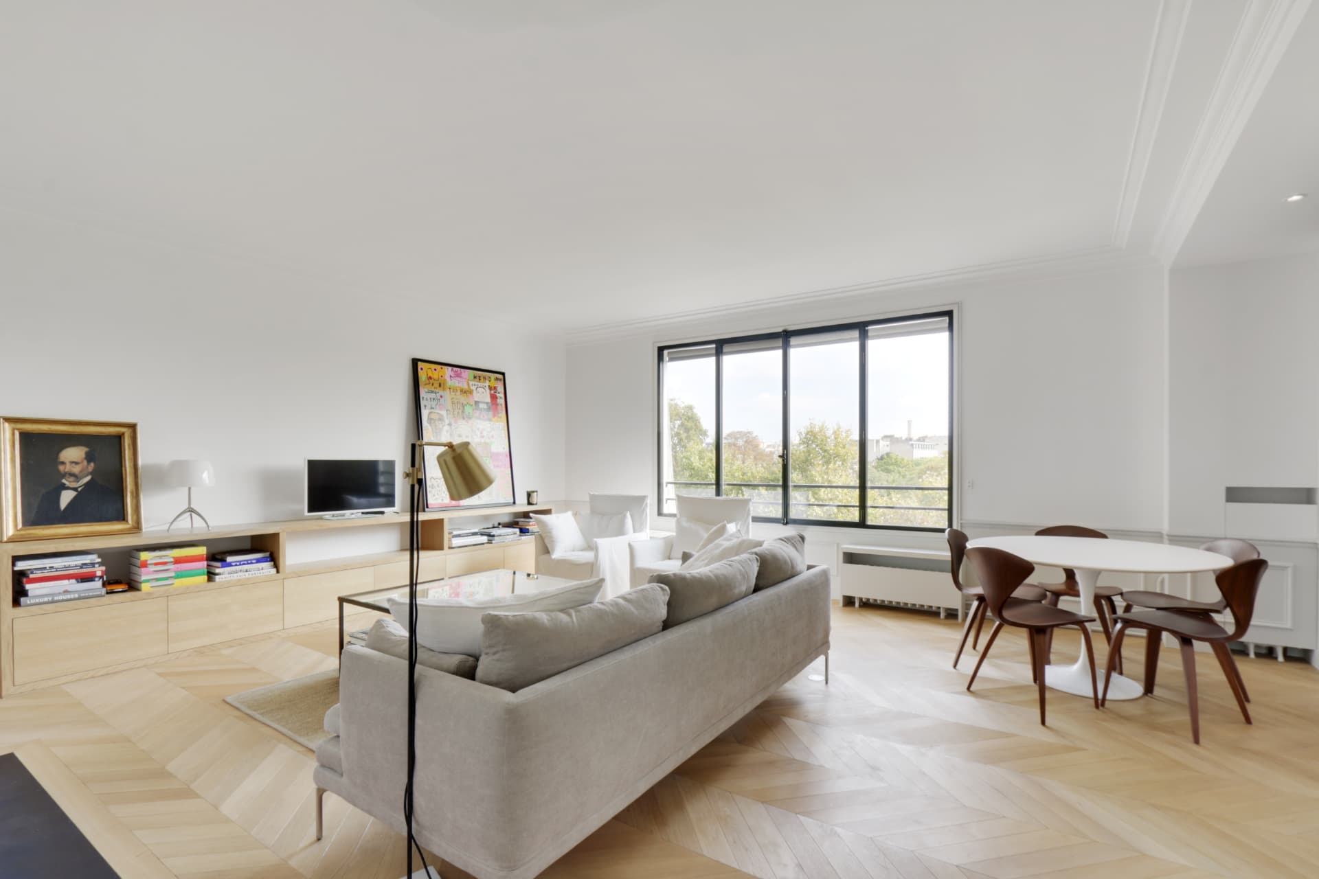 Salon et salle à manger rénovés dans un appartement familial de 140 m² à Paris 7