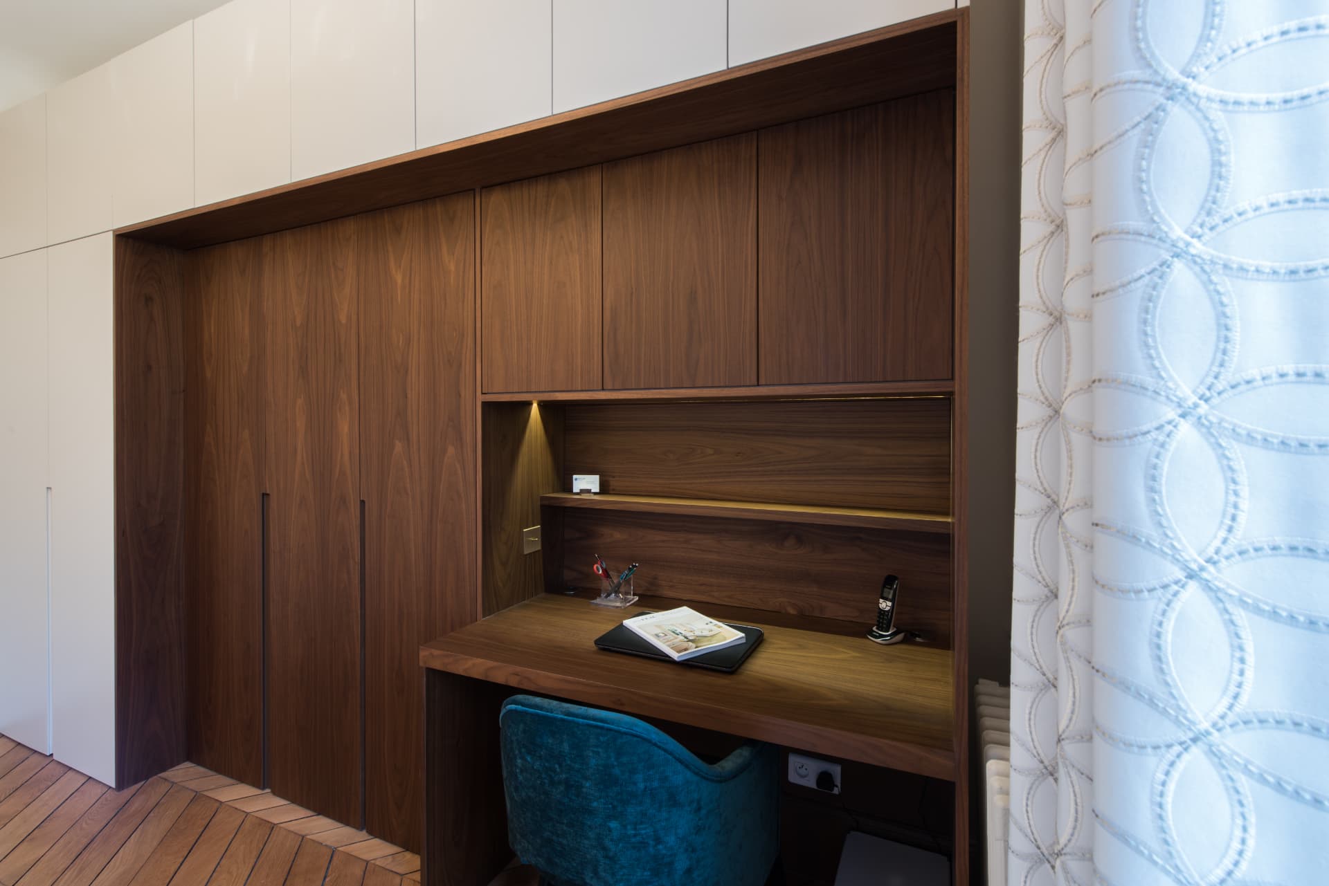 Bureau sur mesure en noyer dans un appartement parisien, rénovation de prestige à Paris