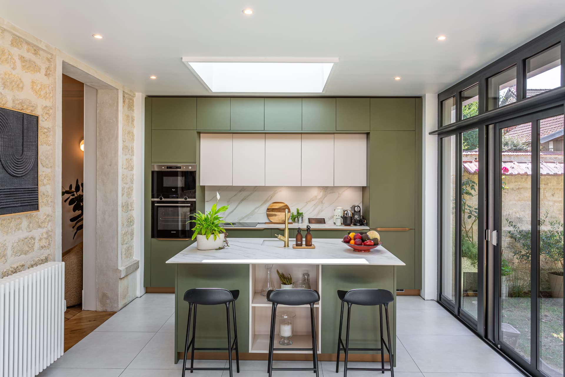 Cuisine sur mesure avec îlot central et grandes baies vitrées à Saint-Germain-en-Laye