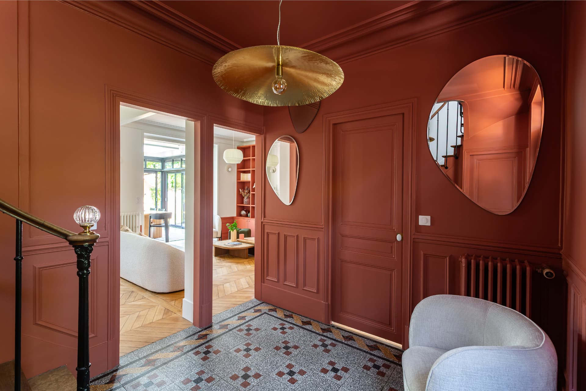 Entrée rénovée avec boiseries colorées et sol décoratif à Saint-Germain-en-Laye